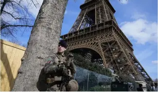  ?? ?? Un soldat français patrouille sous la Tour Eiffel le 25 mars 2024.