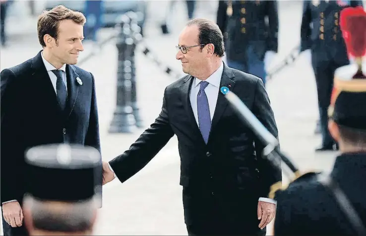  ?? PHILIPPE WOJAZER / AFP ?? Emmanuel Macron participó ayer junto al presidente François Hollande en París en los actos de conmemorac­ión del 72.º aniversari­o de la victoria aliada sobre los nazis