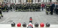  ??  ?? La benedizion­e degli elmetti in piazza Duomo