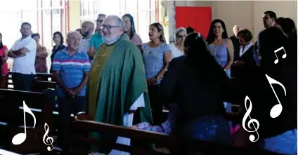  ?? MELISSA FERNÁNDEZ ?? El padre Alvaro transmite alegría con su bella voz, sus misas son un llenazo.