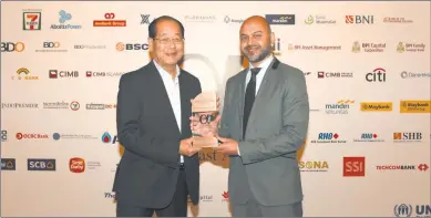  ??  ?? SM’s Jose T. Sio receives the Best Chief Finance Officer in the Philippine­s award from Alpha Southeast Asia magazine in 2015.