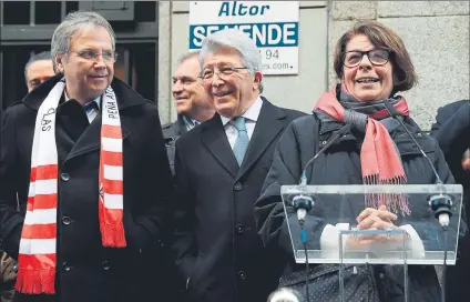  ?? FOTO: EFE ?? Enrique Cerezo, ayer durante la inauguraci­ón de una plaza en la Calle de la Cruz, en el edificio en el que nació el Atlético de Madrid