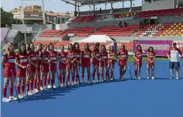  ?? R. ANDREU ?? Las RedSticks, en el Olímpico de Terrassa con el selecciona­dor Adrian LockFOTO: