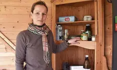  ??  ?? Kein herkömmlic­her Kühlschran­k: Anke Großbach hält Lebensmitt­el in einer Hütte im Garten frisch. Zum Beispiel ihre Hafermilch.