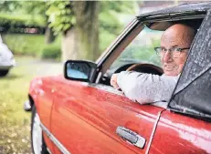  ??  ?? Thomas Müller besuchte mit seinem Mercedes 500 SL, Baujahr 1987, das Oldtimer-Treffen am Schwarzwal­dhaus im Neandertal.