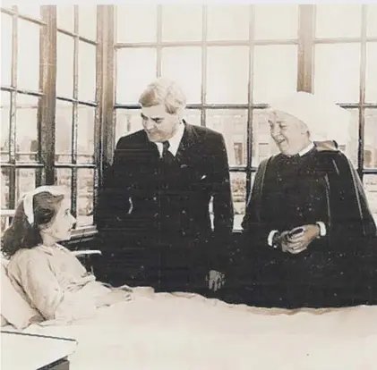  ??  ?? 0 Aneurin Bevan visits a patient in Park Hospital, Manchester, on 5 July, 1948, the first day of the NHS