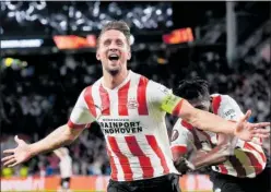  ?? ?? Luuk de Jong celebra un gol con el PSV con Sangaré por detrás.