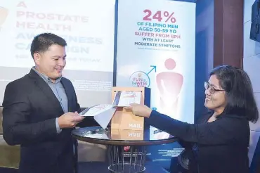  ??  ?? GlaxoSmith­Kline (GSK) Philippine­s' Dr. Jay Javier and Dr. Carmela Lapitan during the launch of GSK's "FUN to be WISE" campaign.