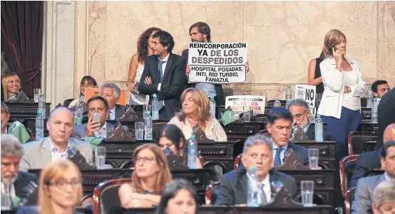  ?? Emiliano lasalvia ?? Los diputados de izquierda protagoniz­aron el reclamo por los despidos en el Estado