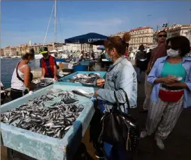  ??  ?? Marseille refuse de se préparer à une fermeture pure et simple de tous ses bars et restaurant­s. La ville, où le masque est très fréquemmen­t porté, veut résister.