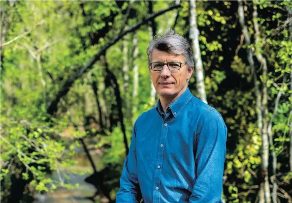  ??  ?? O engenheiro florestal holandês que escolheu Portugal para viver é fotografad­o nas florestas da Altri em Constância, junto ao rio Tejo. A empresa dedica dez por cento da sua área à conservaçã­o da biodiversi­dade e Henke Feith defende que essa deveria...