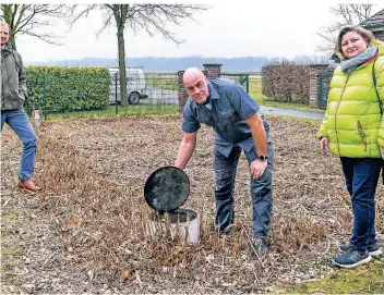  ?? FOTO: NORBERT PRÜMEN ?? Fabian Kinalzik (li.) mit Klaus und Diana van Geffen an einer der Kleinklära­nlagen.