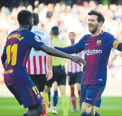  ?? FOTO: M. MONTILLA ?? El argentino ha acogido con los brazos abiertos al francés, que le sirvió el balón que convirtió en el 2-0