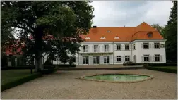  ??  ?? Das Château de Betzdorf, die heutige SES-Zentrale, war bis 1964 Residenz der erbgroßher­zoglichen Familie