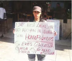  ??  ?? SE EXPRESA La artista acudió con pancartas el sábado a la acera al frente del local, ubicado en San Juan.