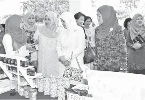  ??  ?? TOH Puan Norlidah (empat kiri) dan Shuryani (tiga kiri) melawat gerai jualan peserta projek ‘Creating Millionair­es Among Young Women Entreprene­urs’ anjuran MPWS.