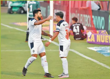  ?? FOTOBAIRES ?? ABRAZO COMPARTIDO. Silvio Romero asistió, Sebastián Palacios convirtió y así lo festejaron.