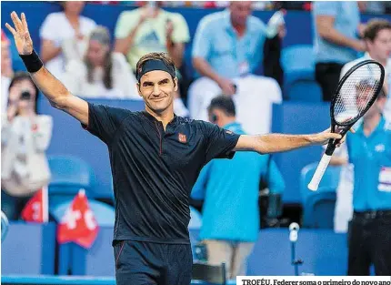  ??  ?? TROFÉU. Federer soma o primeiro do novo ano