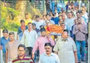  ?? PTI ?? (Left) Apple executive Vivek Tiwari. (Top) People take part in Tiwari’s funeral procession in Lucknow on Sunday.