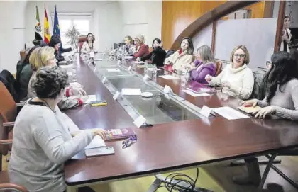  ?? EL PERIÓDICO ?? El Consejo Extremeño de Participac­ión de las Mujeres, ayer en su primera reunión de la legislatur­a.