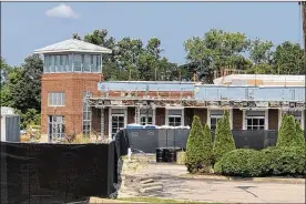  ?? LAWRENCE BUDD / STAFF ?? Constructi­on continued this week on the Performing Arts Center in Springboro.