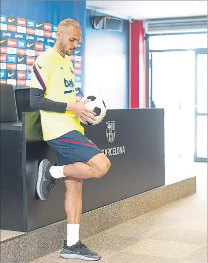  ?? FOTO: PERE PUNTÍ ?? Martin Braithwait­e, que metió a Dinamarca en la Eurocopa, tiene plena fe en que el Barça acabará conquistan­do la Liga