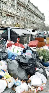  ??  ?? In strada Cassonetti pieni e un cumulo di rifiuti ancora da recuperare fotografat­i nella giornata di ieri lungo viale Giorgio Morandi, a est di Roma