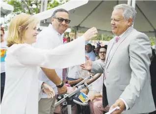  ??  ?? La alcaldesa de San Juan, Carmen Yulín Cruz, abraza a Santiago tras su mensaje en Barranquit­as.