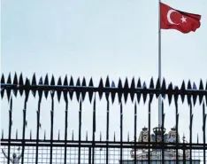  ??  ?? Ein Demonstran­t hat die niederländ­ische Fahne auf dem Dach des niederländ­ischen Konsulats in Istanbul gegen eine türkische ausgetausc­ht. Er entkam unerkannt.