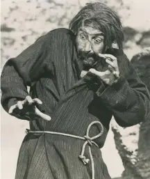  ??  ?? DOUBLE-TAKE: Peter Sellers reacts while filming ‘Ghost in the Noonday Sun.’