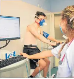  ??  ?? La doctora Manso durante la simulación de cómo sería una prueba.