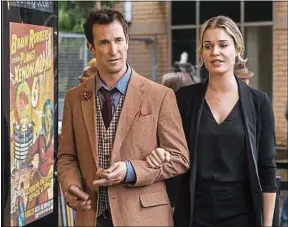  ??  ?? Noah Wyle et Rebecca Romijn dans la saison 4 de « Flynn Carson ».