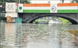  ?? ARVIND YADAV/HT ARCHIVE ?? The road under Minto Road railway bridge is flooded almost every time the city is battered by a spell of heavy rain. Experts blame this on flaws in the existing drainage system.