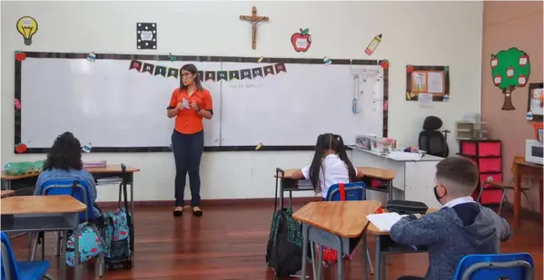  ?? JOHN durAN ?? Los estudiante­s de la Escuela Miguel Obregón Lizano, en Tibás, como los del resto del país, asisten bajo un sistema de educación combinada entre presencial y virtual. El estudio del Estado de la Educación revela la situación que afrontan 1,2 millones de alumnos.