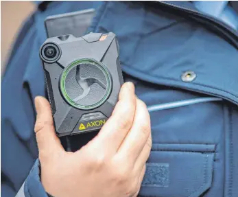  ?? FOTO: DPA ?? Werden deutsche Bodycam-Videos auf Servern des US-Konzerns Amazon gespeicher­t, haben die USA Zugriff auf die Daten.