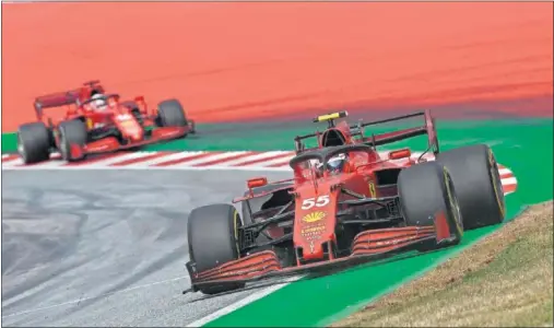  ??  ?? Carlos Sainz rueda con el Ferrari por delante de su compañero Charles Leclerc, ayer durante la carrera en el circuito Red Bull Ring.
