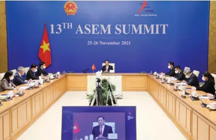  ?? ?? Le Premier ministre Pham Minh Chinh (centre) prend la parole au 13e Sommet Asie-Europe (ASEM) en visioconfé­rence, le 26 novembre. VNA/CVN