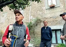  ?? (Jpeg) ?? Il cammino Sopra da sinistra Antonio Bovo, una volontaria e Mauro Piccirilli che (nella foto al centro) mostra le credenzial­i