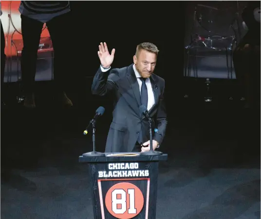  ?? ERIN HOOLEY/CHICAGO TRIBUNE ?? Marian Hossa speaks during his No. 81 jersey retirement ceremony at the United Center on Sunday.