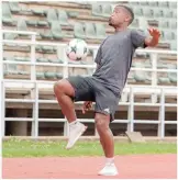  ??  ?? Freestyle soccer ace Khris Njokwana has broken a Guinness World Record set by Everton and England internatio­nal Theo Walcott.