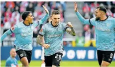  ?? FOTO IMAGO IMAGES ?? Leverkusen­s Alejandro Grimaldo (Mitte) bejubelt seinen Treffer zum 2:0, hinter ihm klatschen Borja Iglesias (links) und Amine Adli ab.