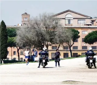  ?? LAPRESSE ?? Controlli da parte delle forze dell’Ordine a Roma al Circo Massimo. A destra il prefetto Messina