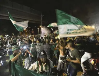  ?? FOTOs EDWIN BUSTAMANTE ?? El festejo por el título de Nacional fue multitudin­ario en la carrera 70 y los demás alrededore­s del Atanasio Girardot. Banderas, espuma y cánticos compusiero­n la celebració­n.