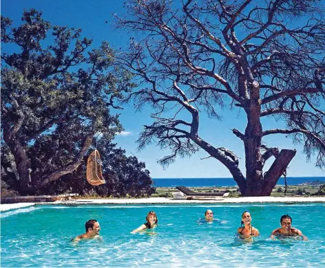  ?? FOTO: GETTY ?? Dreharbeit­en zum Film „Der Swimmingpo­ol“in Saint-Tropez 1966 (v.l.) : Maurice Ronet, Jane Birkin, Jacques Deray, Romy Schneider und Alain Delon.