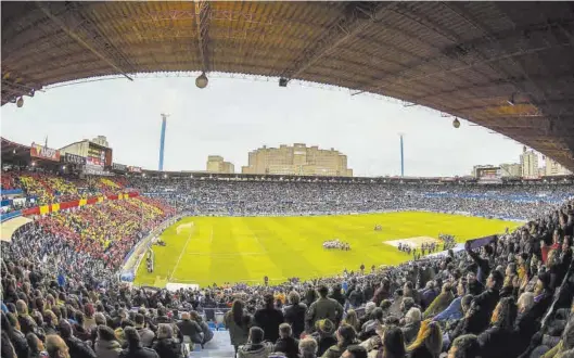  ?? EL PERIÓDICO ?? Panorámica de La Romareda durante un partido entre el Zaragoza y el Huesca.