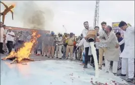  ?? PTI ?? Congress workers burn effigies of Prime Minister Narendra Modi and chief minister Shivraj Singh Chouhan to protest against the killing of farmers in Jabalpur on Sunday.