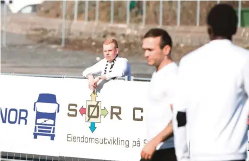  ?? (Foto: Christian Aarstad) ?? IKKE HAPPY: Arendal Fotball-supporter og talsmann for supporterg­ruppa Forza Arendal, Karl-Gunnar Ellefsen (i bakgrunnen), er lite fornøyd med situasjone­n i klubben.