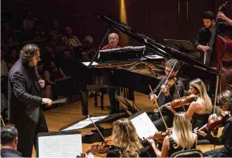  ?? Íris Zanetti/Divulgação ?? Rodrigo Toffolo rege a Orquestra Ouro Preto, em concerto com o pianista Nelson Ayres