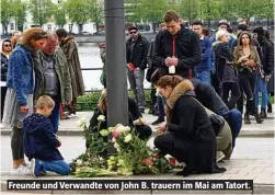  ??  ?? Freunde und Verwandte von John B. trauern im Mai am Tatort.