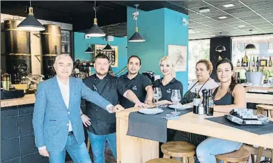  ?? MANÉ ESPINOSA ?? El equipo de cocina de En Lata 2 con José María Cano al frente